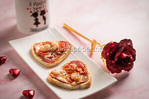 Toast a forma di cuore: un antipastino per San Valentino Toast a forma di cuore: un antipastino per San Valentino