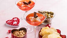 Il cocktail per San Valentino con ghiacci a forma di stella Il cocktail per San Valentino con ghiacci a forma di stella