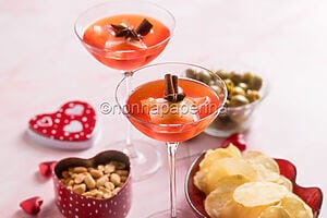 Il cocktail per San Valentino con ghiacci a forma di stella Il cocktail per San Valentino con ghiacci a forma di stella