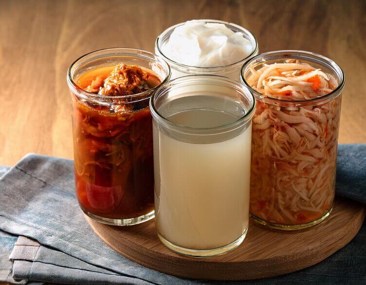 Conoscete la regola delle 4 K? 4 superalimenti per un microbioma sano kombucha, kraut, kimchi e kefir