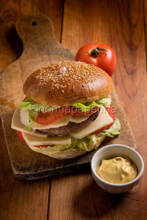 Cheeseburger valdostano con fontina Cheeseburger valdostano con fontina