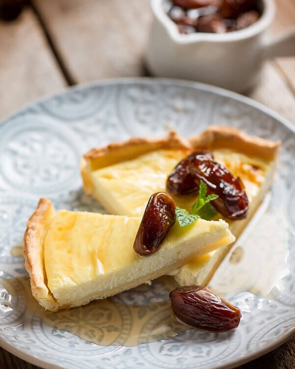 Crostata con crema al latte e datteri Crostata con crema al latte e datteri