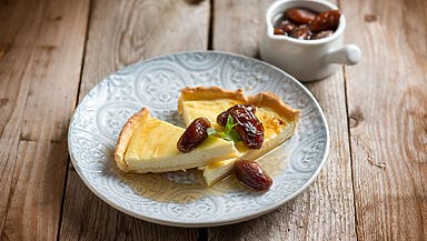 Crostata con crema al latte e datteri