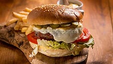 Hamburger fatto in casa con Emmentaler: un panino delizioso Hamburger fatto in casa con Emmentaler: un panino delizioso