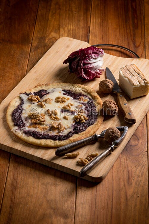 Pizza con crema di radicchio e taleggio