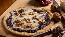 Pizza con crema di radicchio e taleggio, una ricetta gourmet Pizza con crema di radicchio e taleggio, una ricetta gourmet