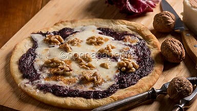 Pizza con crema di radicchio e taleggio