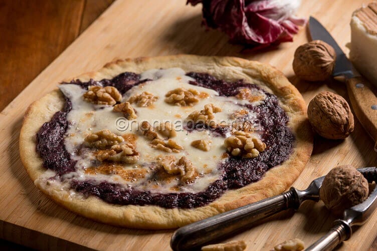 Pizza con crema di radicchio e taleggio