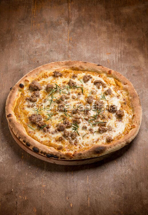 Pizza con crema di zucca e salsiccia