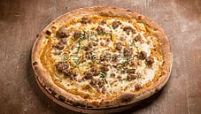 Pizza con crema di zucca e salsiccia: una ricetta gourmet