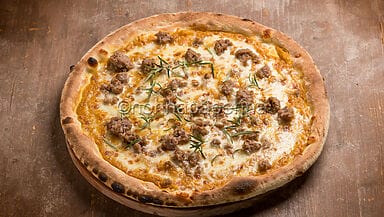 Pizza con crema di zucca e salsiccia
