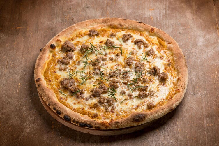 Pizza con crema di zucca e salsiccia