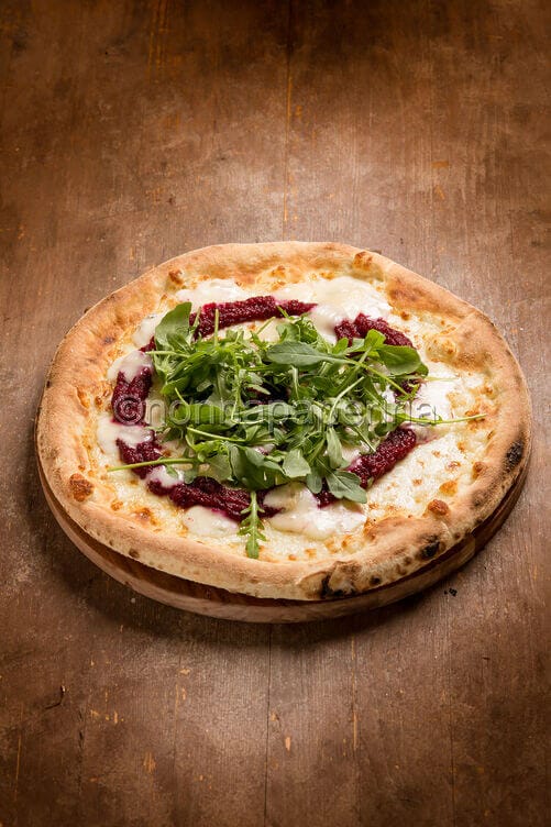 Pizza con gorgonzola e barbabietole Pizza con gorgonzola e barbabietole