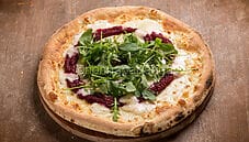 Pizza con gorgonzola e barbabietole: una versione raffinata Pizza con gorgonzola e barbabietole: una versione raffinata