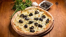 Pizza con lumache e prezzemolo