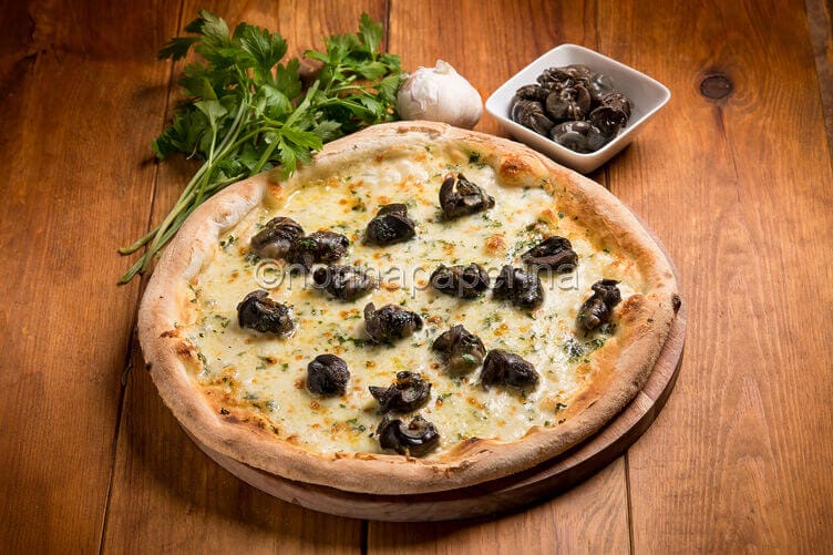 Pizza con lumache e prezzemolo