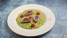 Risotto ai broccoli con tataki di tonno: un primo raffinato Risotto ai broccoli con tataki di tonno: un primo raffinato