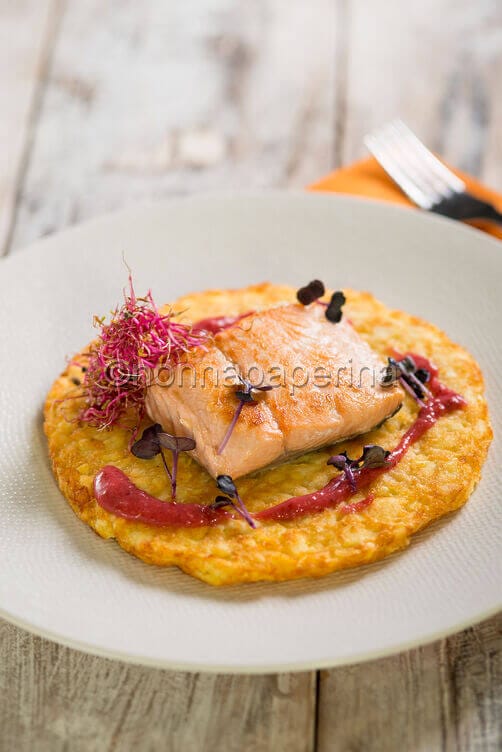 Salmone con rosti di patate e germogli Salmone con rosti di patate e germogli