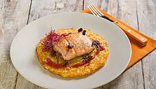 Salmone con rosti di patate e germogli: un piatto gourmet