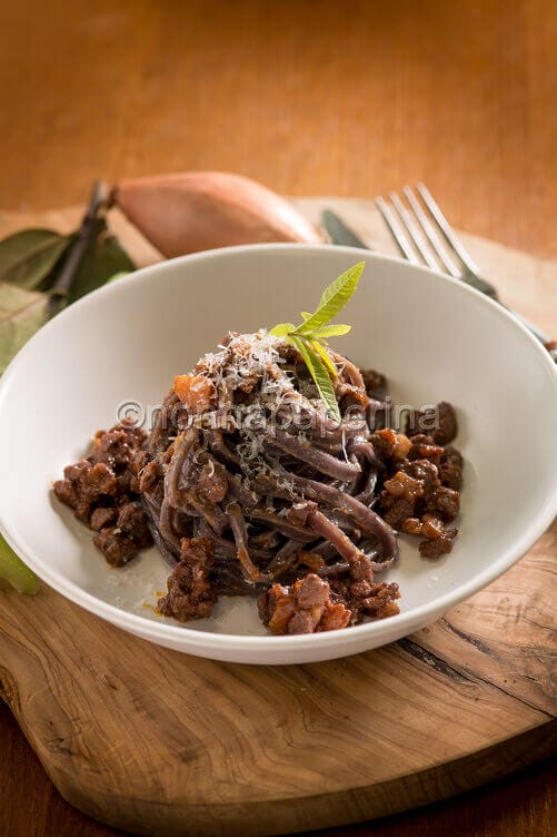 Tagliolini ai mirtilli rossi e ragù di cervo Tagliolini ai mirtilli rossi e ragù di cervo