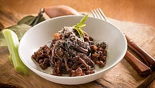 Tagliolini ai mirtilli rossi e ragù di cervo: un primo unico Tagliolini ai mirtilli rossi e ragù di cervo: un primo unico