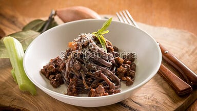 Tagliolini ai mirtilli rossi e ragù di cervo