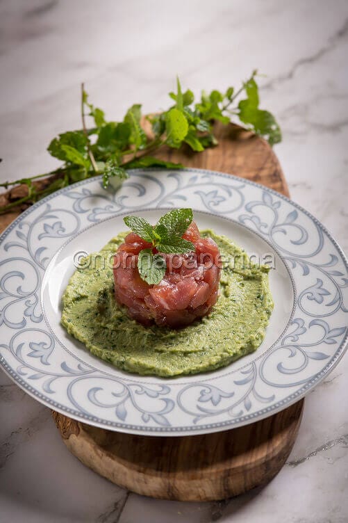 Tartare di tonno con crema di piselli Tartare di tonno con crema di piselli