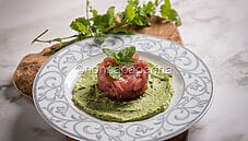 Tartare di tonno con crema di piselli, un secondo leggero Tartare di tonno con crema di piselli, un secondo leggero