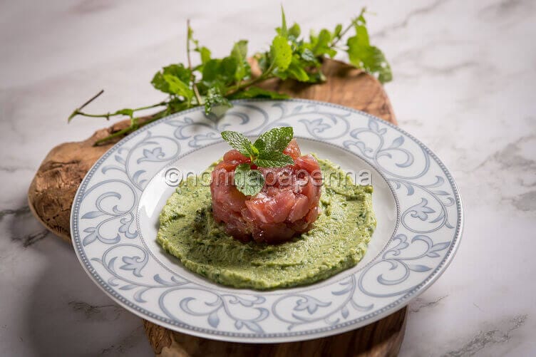 Tartare di tonno con crema di piselli
