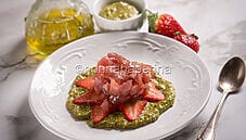 Tartare di tonno con pesto e fragole, una ricetta unica Tartare di tonno con pesto e fragole, una ricetta unica