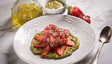 Tartare di tonno con pesto e fragole