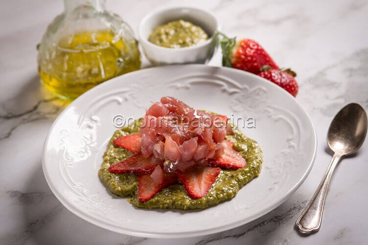 Tartare di tonno con pesto e fragole