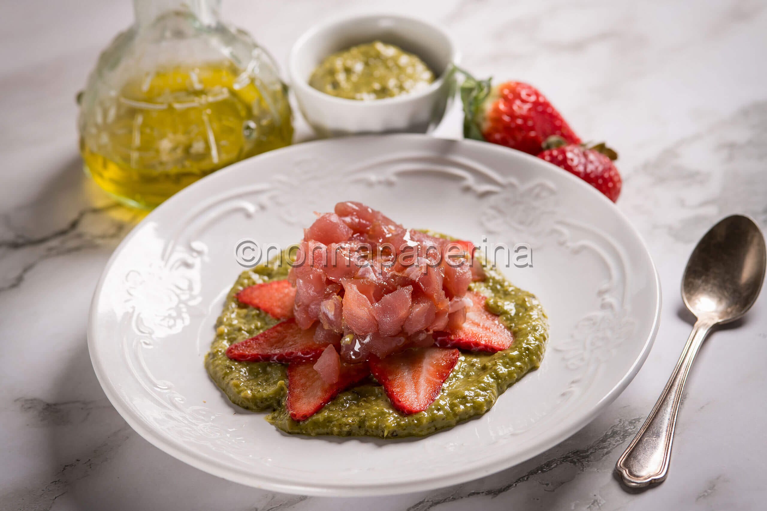 Tartare di tonno con pesto e fragole, una ricetta unica