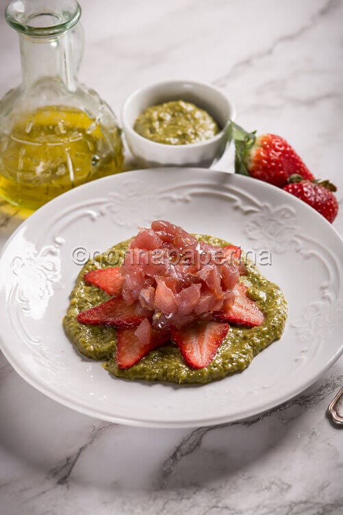Tartare di tonno con pesto e fragole