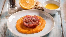 Tartare di tonno con salsa di carote: una ricetta raffinata Tartare di tonno con salsa di carote: una ricetta raffinata