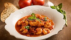Gamberoni in padella con pomodori: un secondo aromatico Gamberoni in padella con pomodori: un secondo aromatico