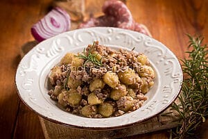 Quando arriva la zucca, gli gnocchi con ragù di salsiccia diventano un rito Quando arriva la zucca, gli gnocchi con ragù di salsiccia diventano un rito