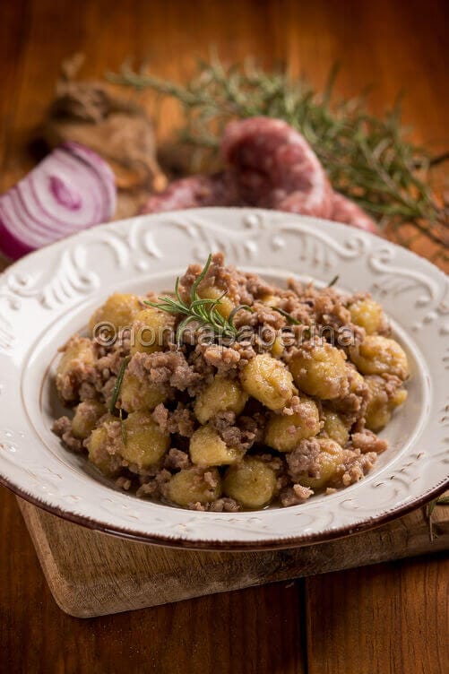 Gnocchi di zucca al ragù di salsiccia