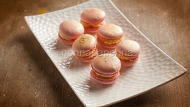 Macaron al limone e pistacchi