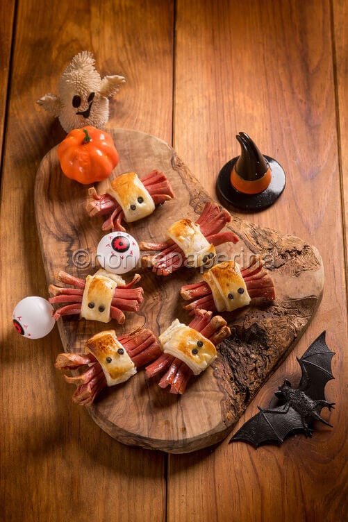 Ragnetti di Halloween con wurstel