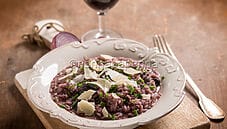 Risotto al vino rosso con lumache, una ricetta gourmet