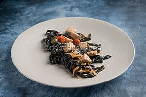 Tagliolini al nero di seppia: una ricetta elegante e gustosa Tagliolini al nero di seppia: una ricetta elegante e gustosa