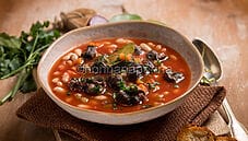 Zuppa di lumache e cannellini, un piatto rustico e nutriente Zuppa di lumache e cannellini, un piatto rustico e nutriente
