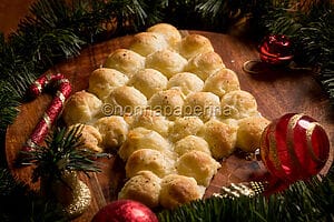 Albero di pasta sfoglia con mozzarelline, un antipasto unico Albero di pasta sfoglia con mozzarelline, un antipasto unico
