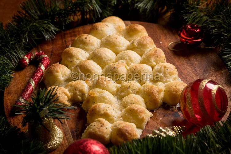 Albero di pasta sfoglia con mozzarelline