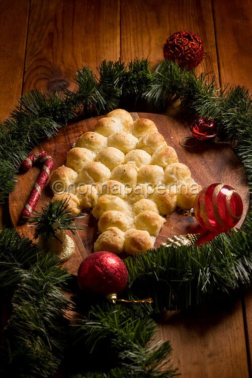 Albero di pasta sfoglia con mozzarelline Albero di pasta sfoglia con mozzarelline