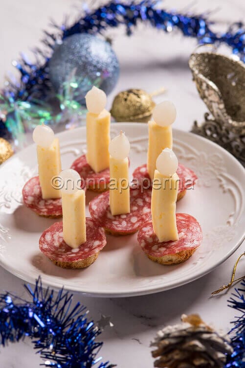 Antipasto con candeline di formaggio Antipasto con candeline