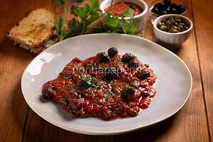Carne alla pizzaiola, un secondo piatto classico italiano Carne alla pizzaiola, un secondo piatto classico italiano