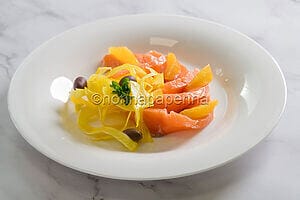 Carpaccio di salmone marinato con finocchi: un primo chic Carpaccio di salmone marinato con finocchi: un primo chic