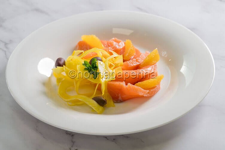 Carpaccio di salmone marinato con finocchi